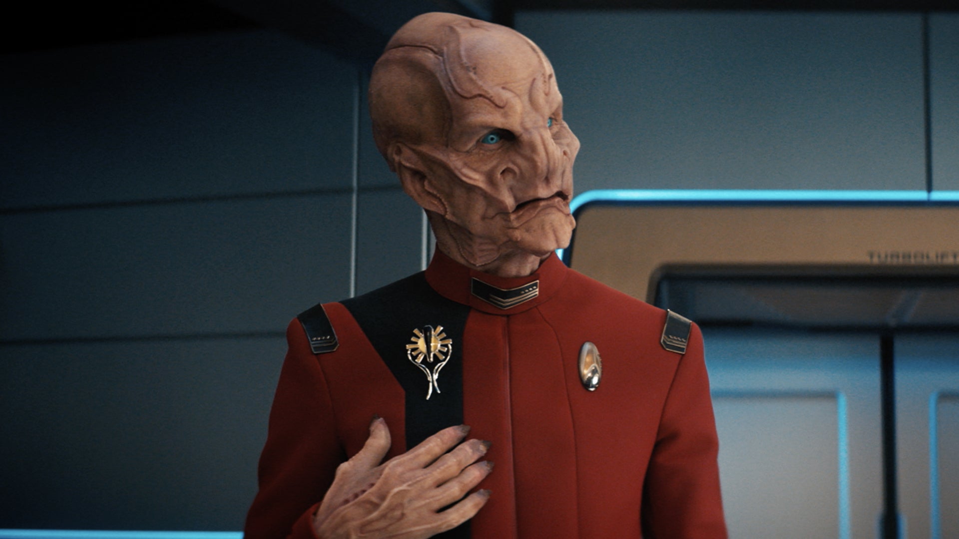 Saru displays a council pin in Star Trek: Discovery