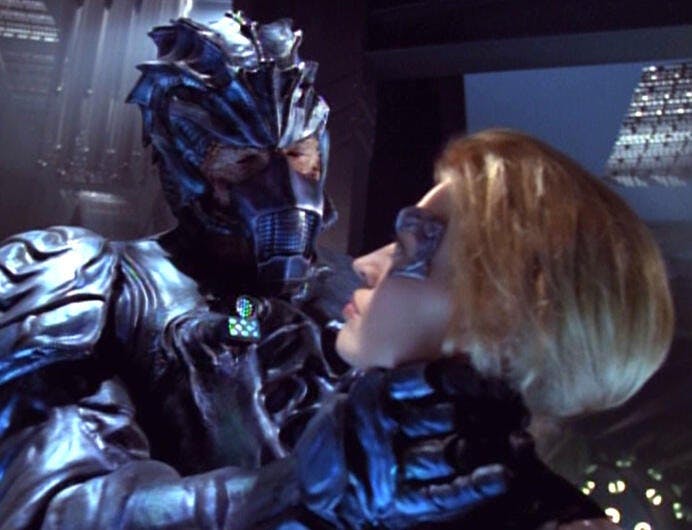 Hirogen fighter grips Seven of Nine's neck in 'Hunters'