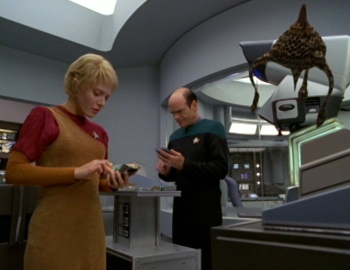 Kes and The Doctor handle a macrovirus aboard the Voyager in 'Macrocosm'