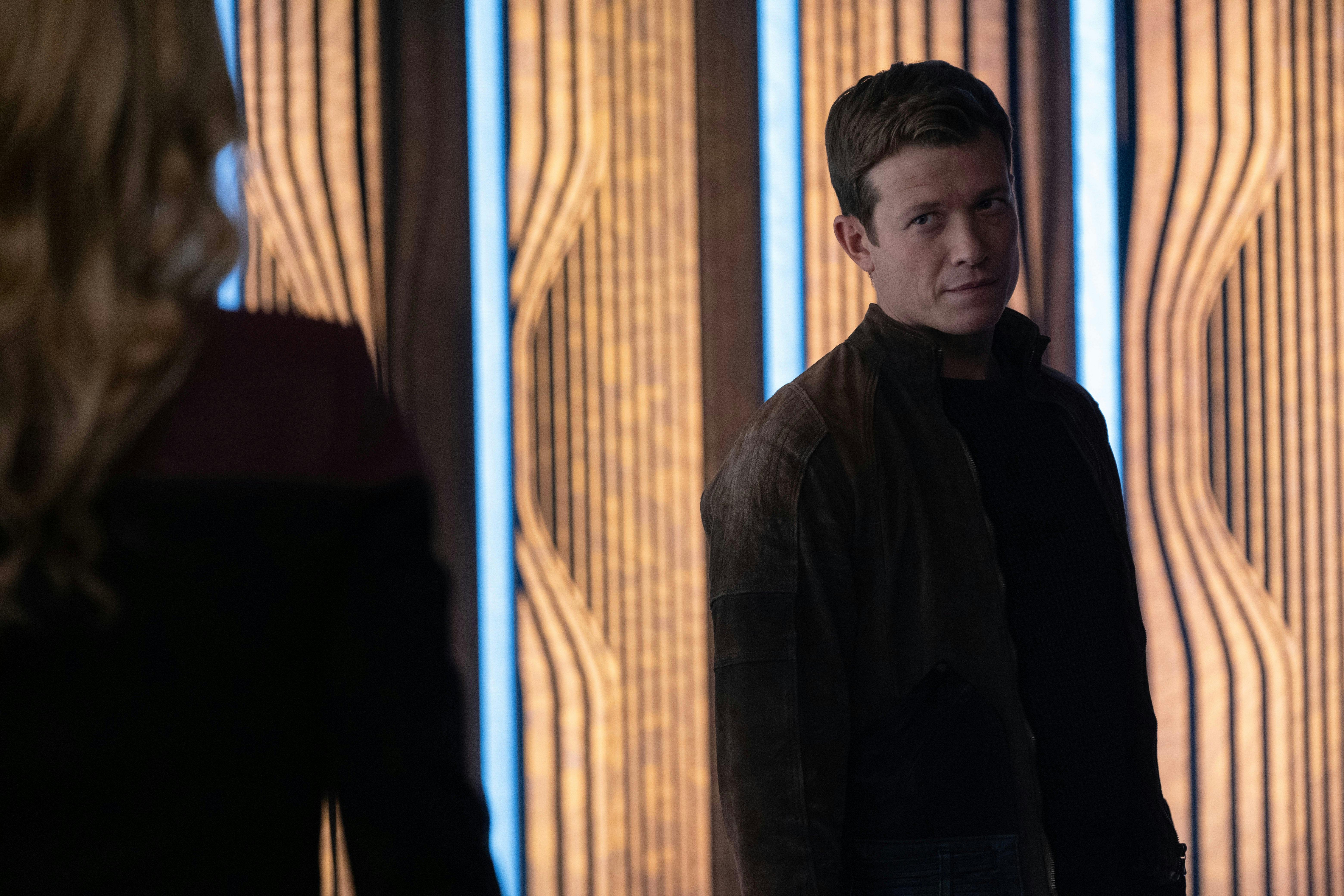 Ed Speelers as Jack looks towards Seven while standing on a transporter on Star Trek: Picard