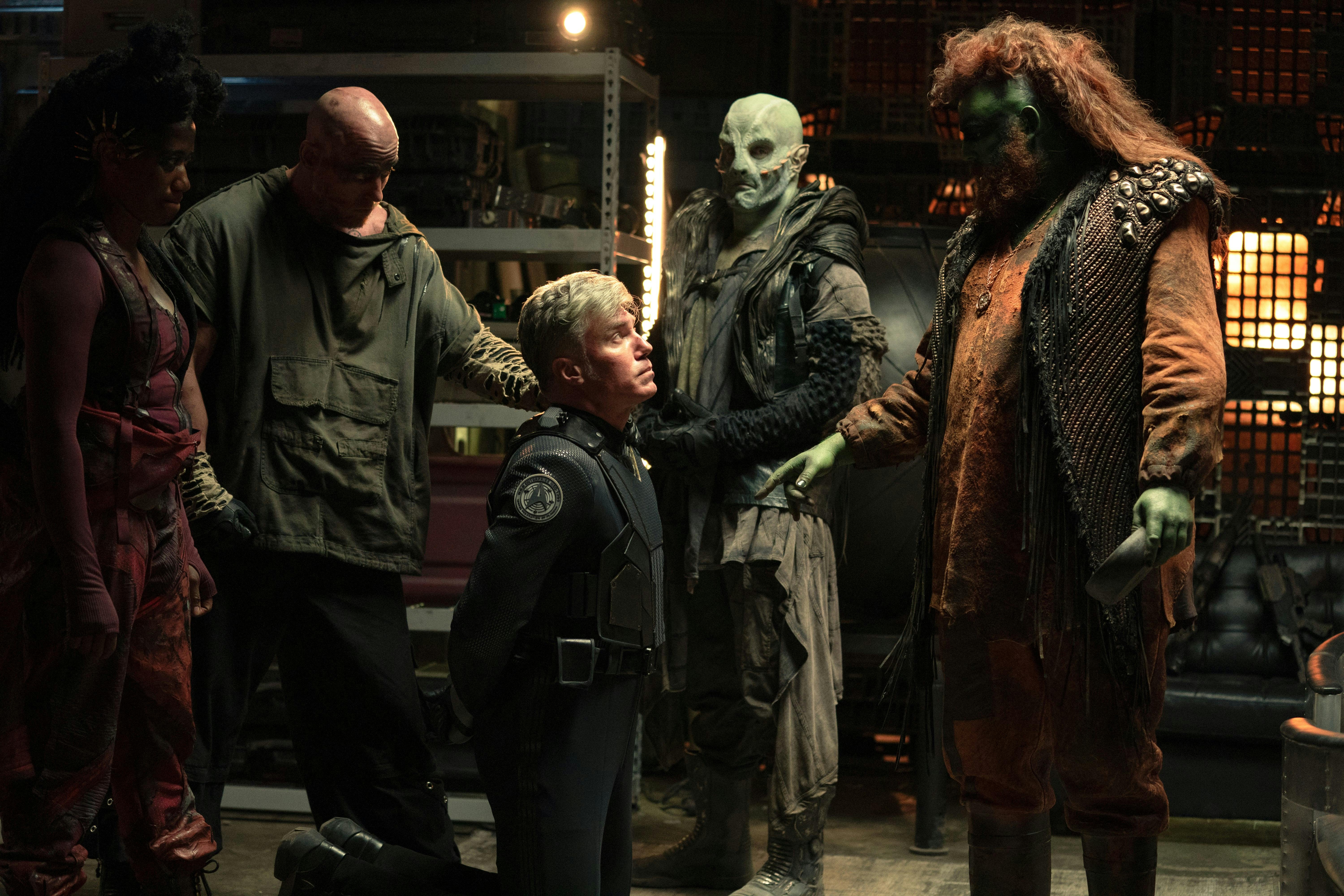 Captain Pike (Anson Mount) is held prisoner by a group of aliens.