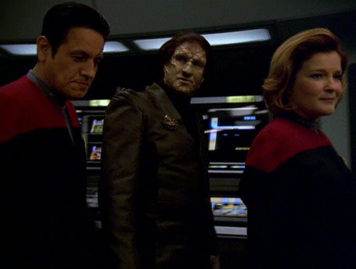 Annari commander between Chakotay and Janeway on Voyager in 'Nightingale'