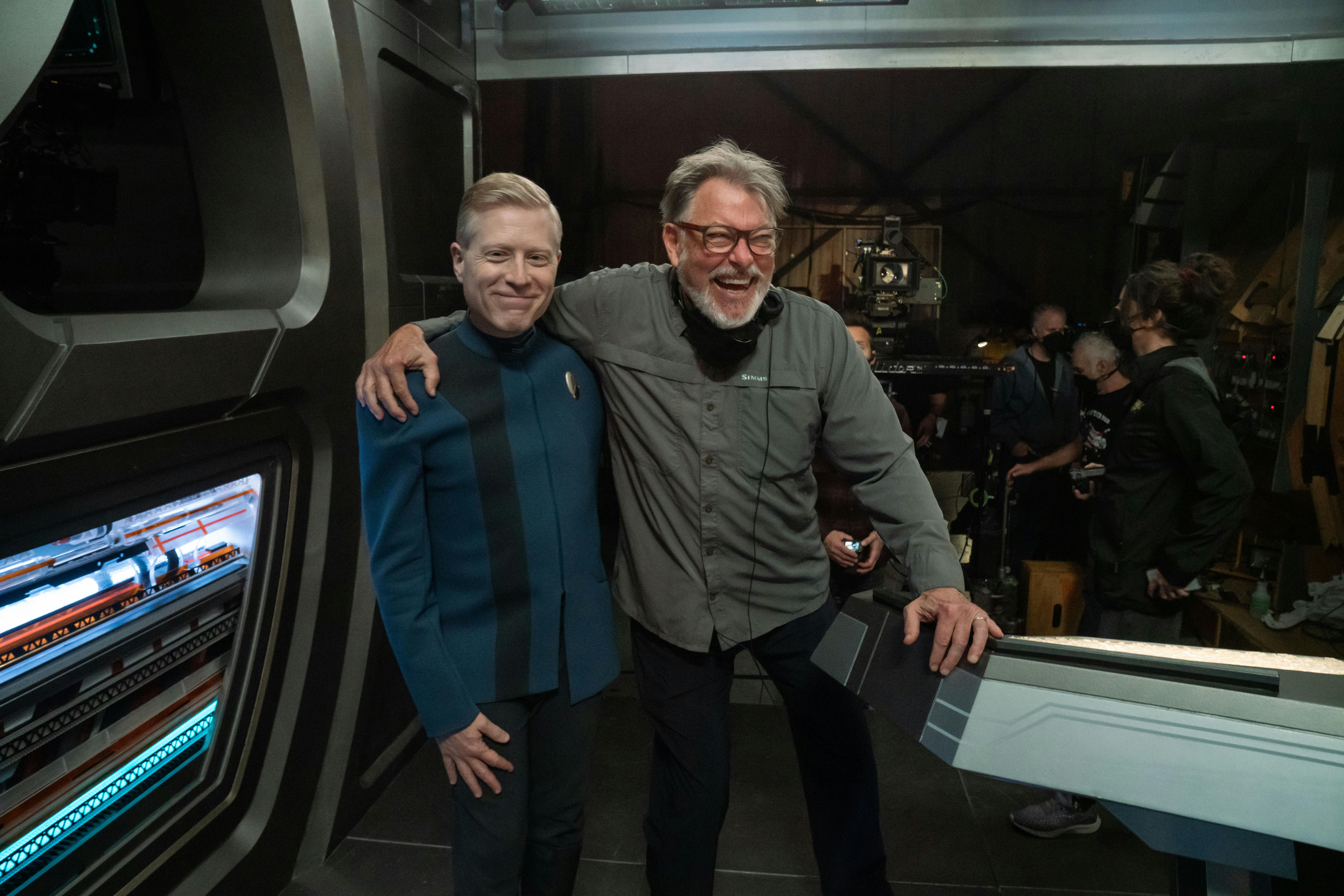 Behind-the-scenes of 'Lagrange Point' - Jonathan Frakes heartily laughs as he places his arm around Anthony Rapp's shoulders on the set of Discovery's engineering lab