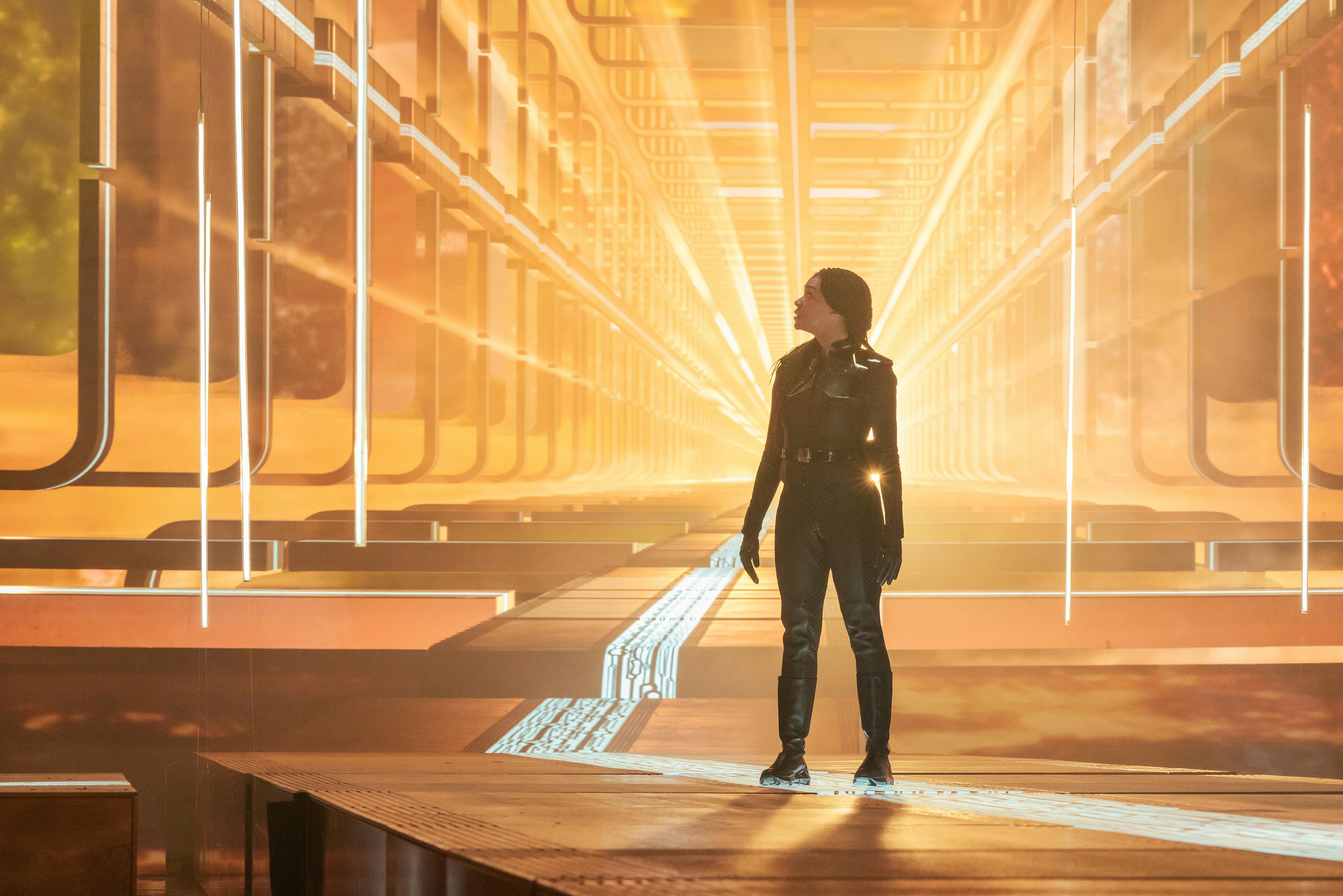 Michael Burnham finds herself in the Infinity Tunnel, assessing her surroundings, 'Life, Itself'