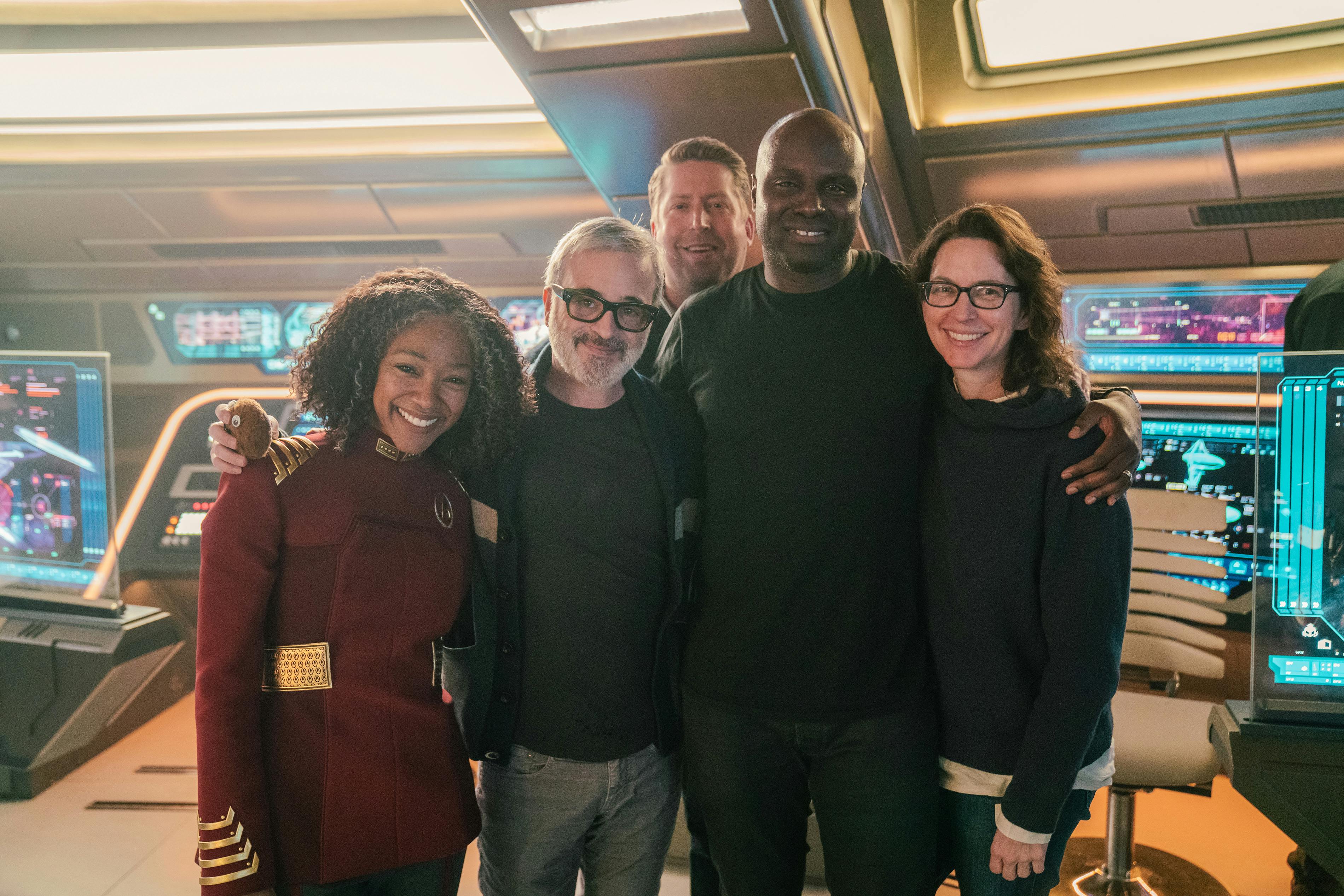 Behind-the-scenes Star Trek: Discovery photo of Alex Kurtzman, Aaron Baeirs, Olatunde Osunsanmi, and Michelle Paradise with Sonequa Martin Green