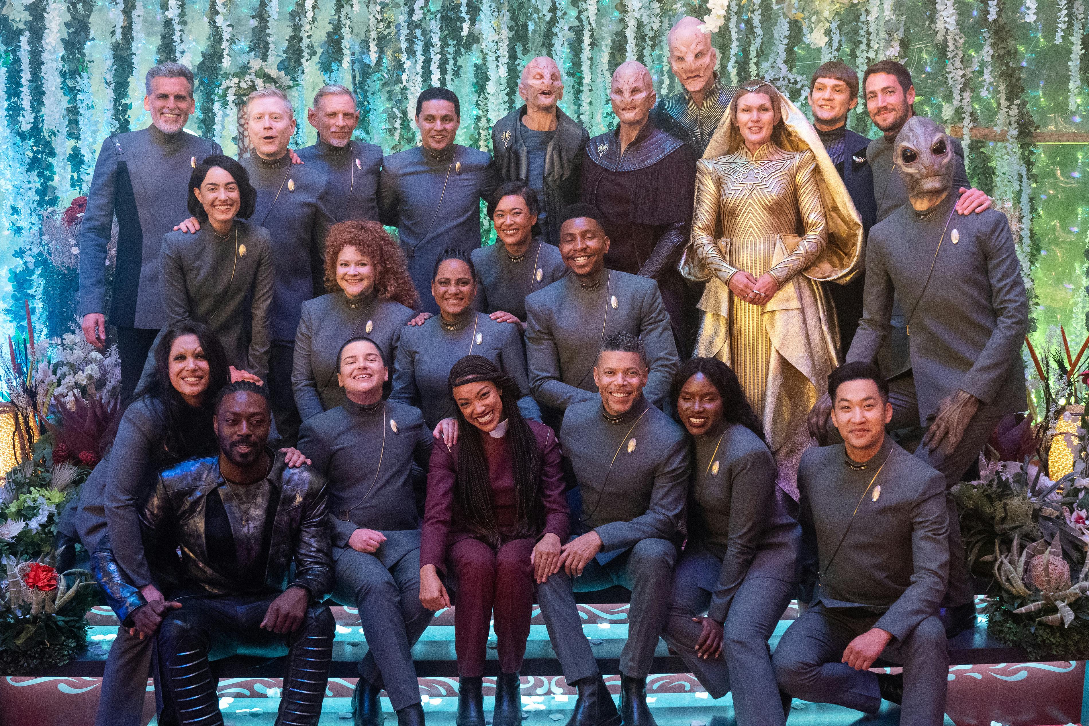 Behind-the-scenes of Saru and T'Rina's wedding in 'Life, Itself' with the crew of Discovery and Federation HQ posing in a group photo