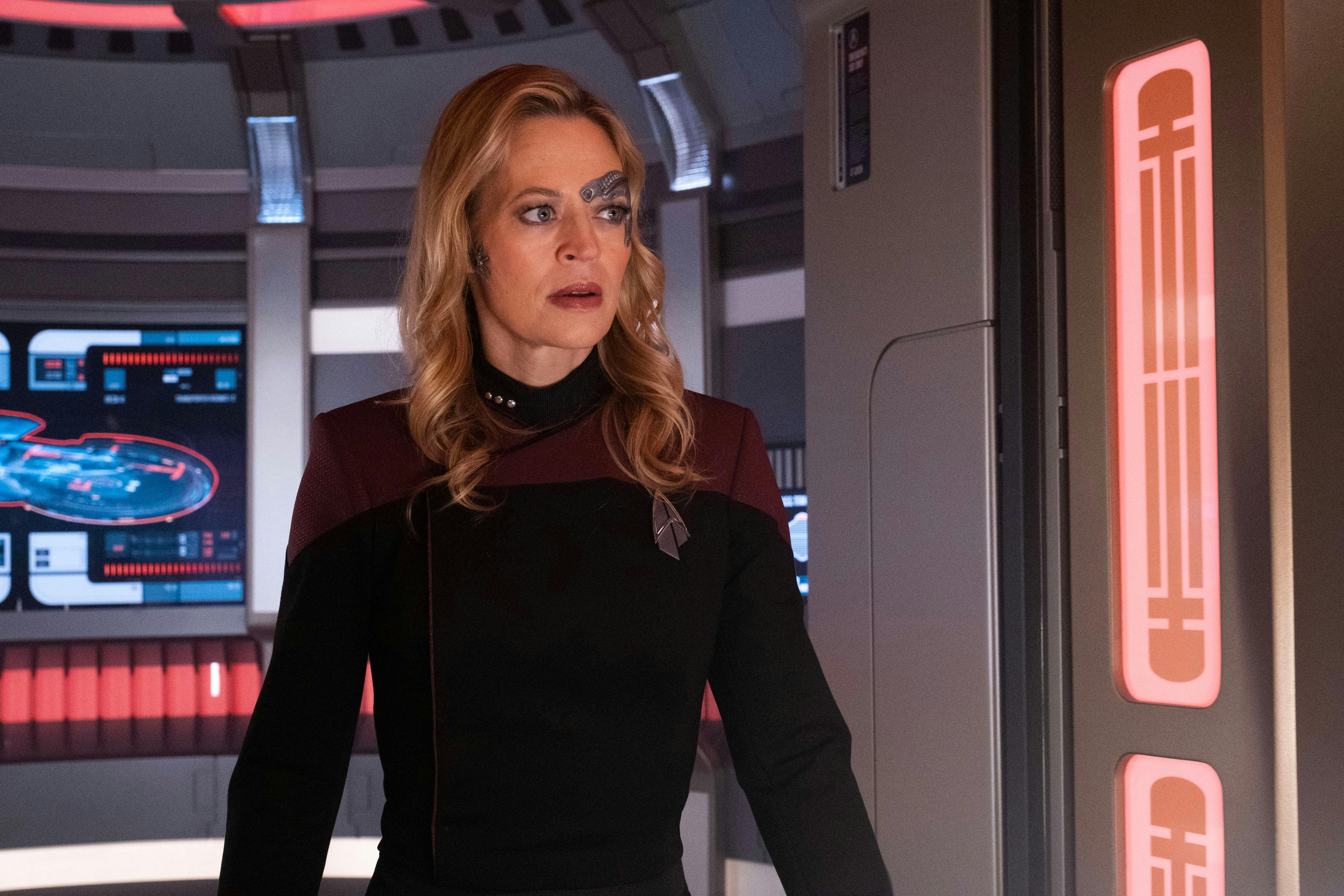 A concerned Commander Seven looks to her left on Star Trek: Picard