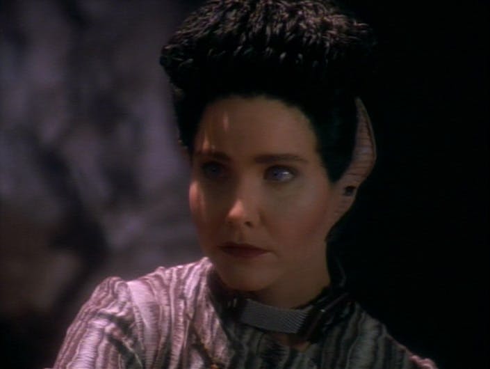 Close-up of the Vorta Eris with an inhibitor collar around her neck in 'The Jem'Hadar'