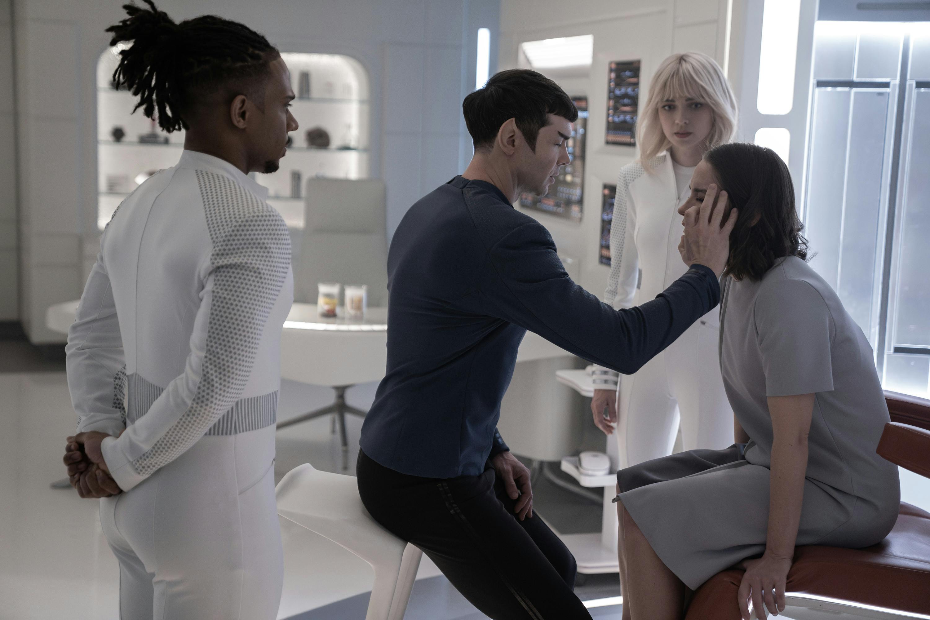 Spock teaches Batel a Vulcan meditation technique through a mind meld as Gamble and Chapel observe in 'Shuttle to Kenfori'