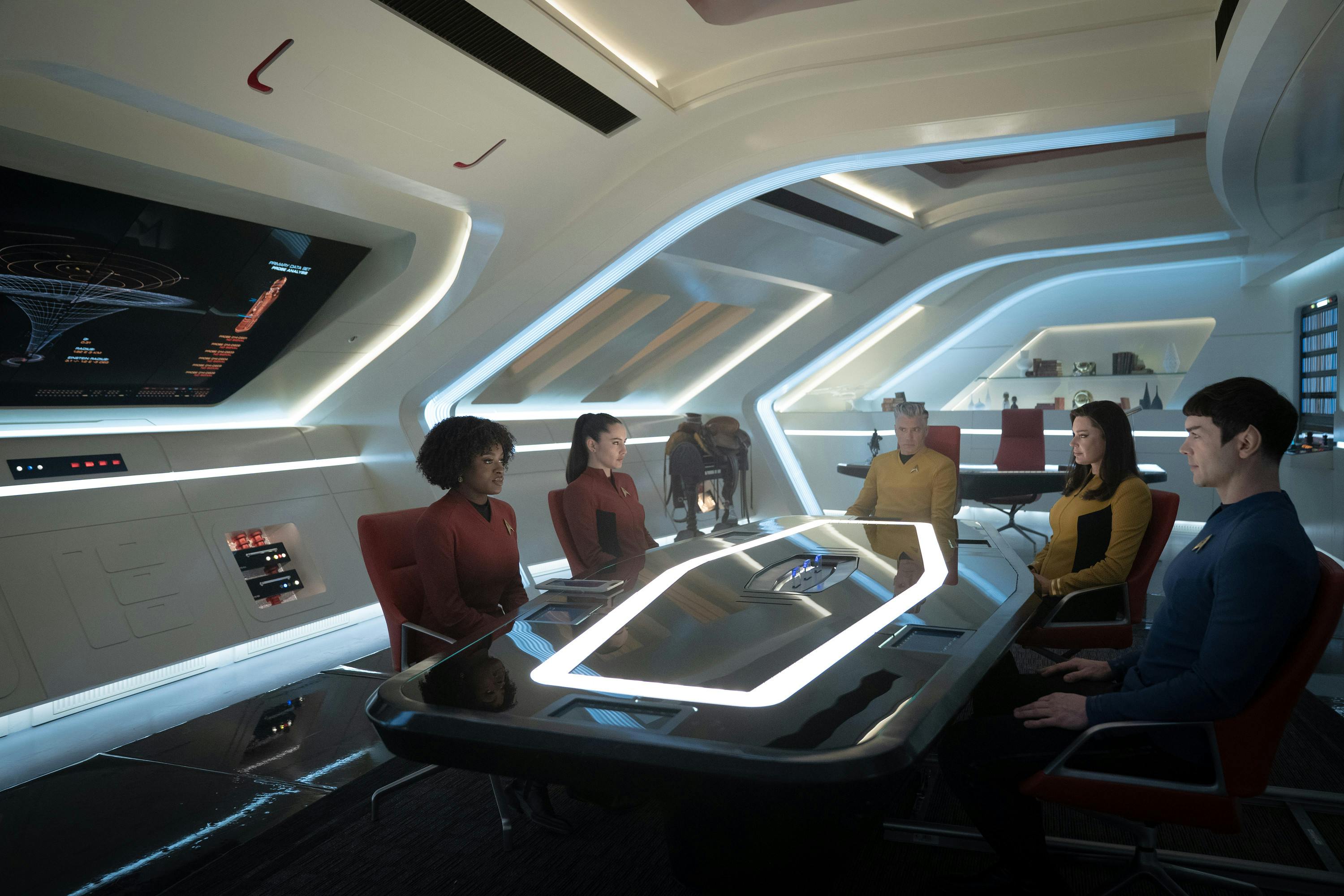 Pike pulls his crew Number One, La'An, Spock, and Uhura for a mission debrief in the Ready Room in 'Terrarium'