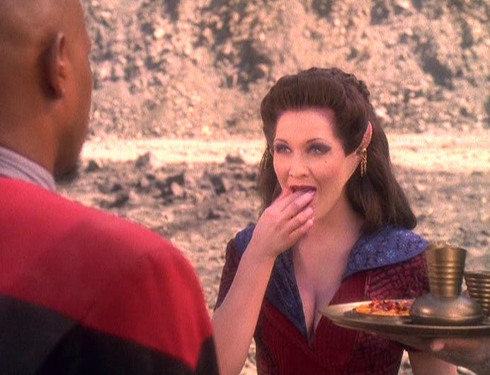 Kilana offers q'lava to Captain Benjamin Sisko during a stand-off over a Jem'Hadar attack ship in 'The Ship'