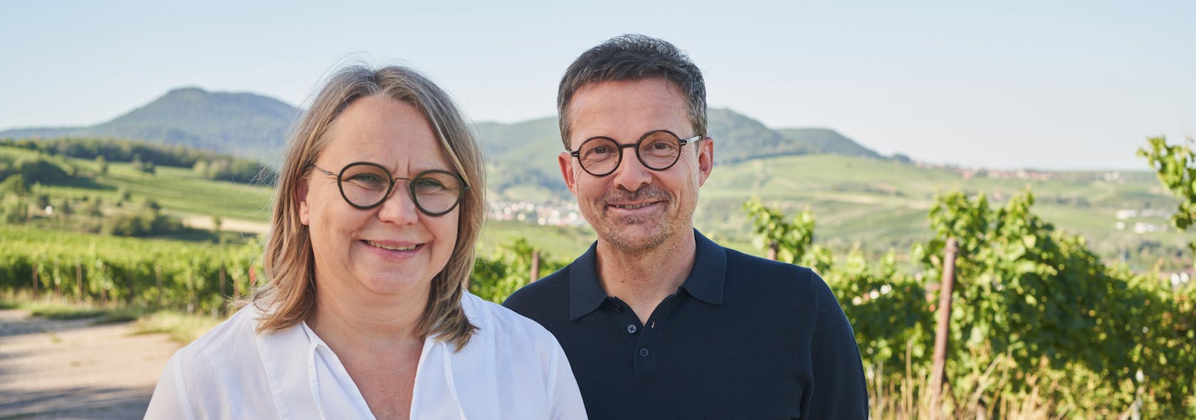 Astrid und Georg Starck vor Weinbergen bei Leinsweiler in der Südpfalz