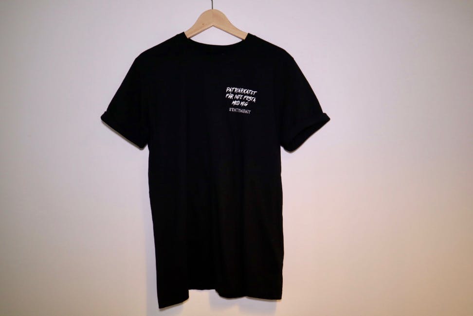 Svart t-shirt med texten "Patriarkatet får inte festa med mig"