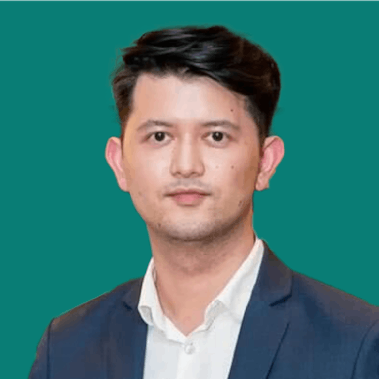 a photograph of Guy sanohlam with a green background