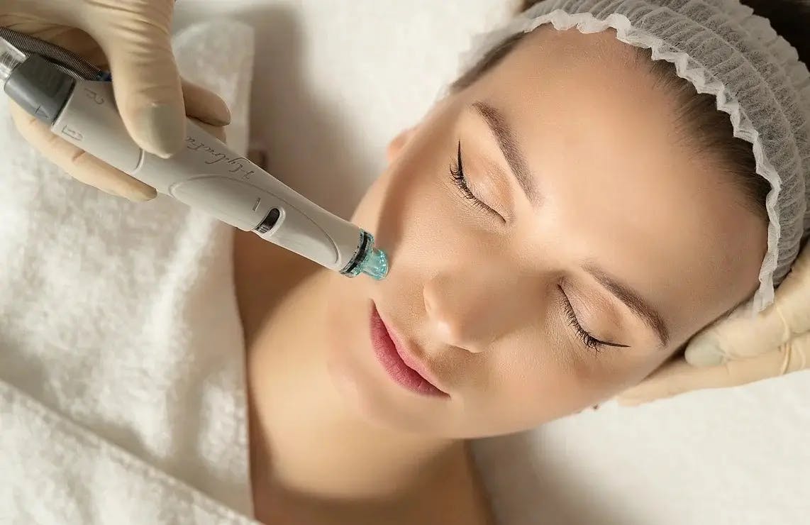 Hydrafacial-Behandlung bei Stavrakis Aesthetics Berlin – Tiefenreinigung, Hydratation und Hautverjüngung für ein strahlendes Hautbild