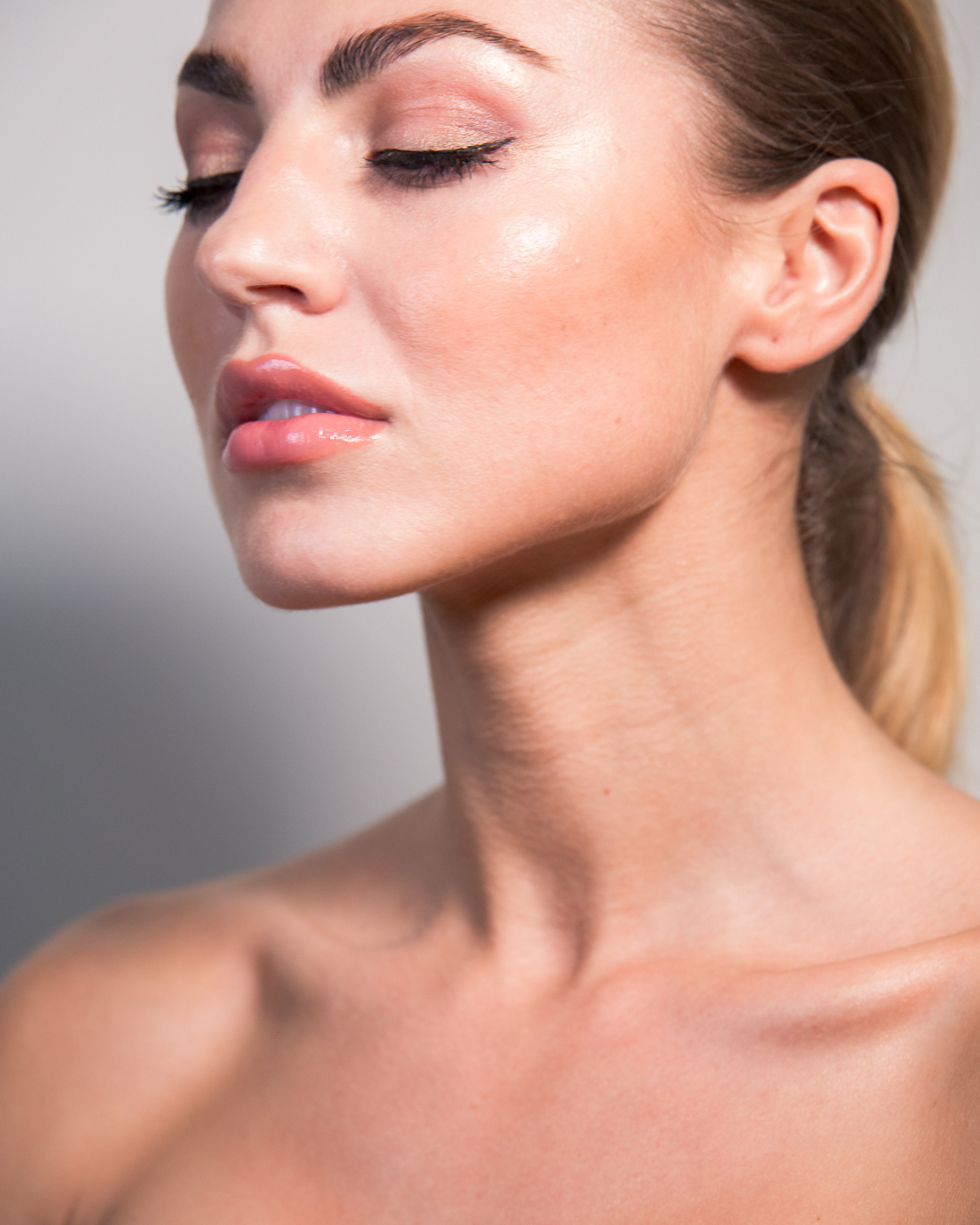 Patientin mit definierten Hals Stavrakis Aesthetics berlin