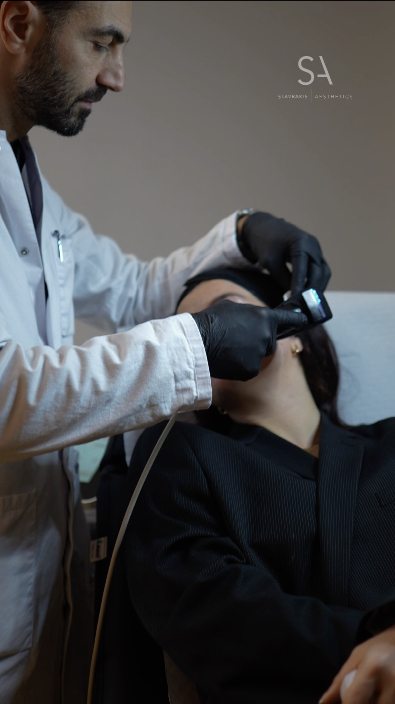 Dr Stavrakis während einer Morpheus8 Behandlung 