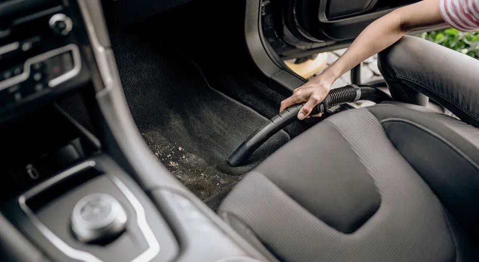 Guide: 8 steg for å rengjøre bilen innvendig – slik gjør du det!