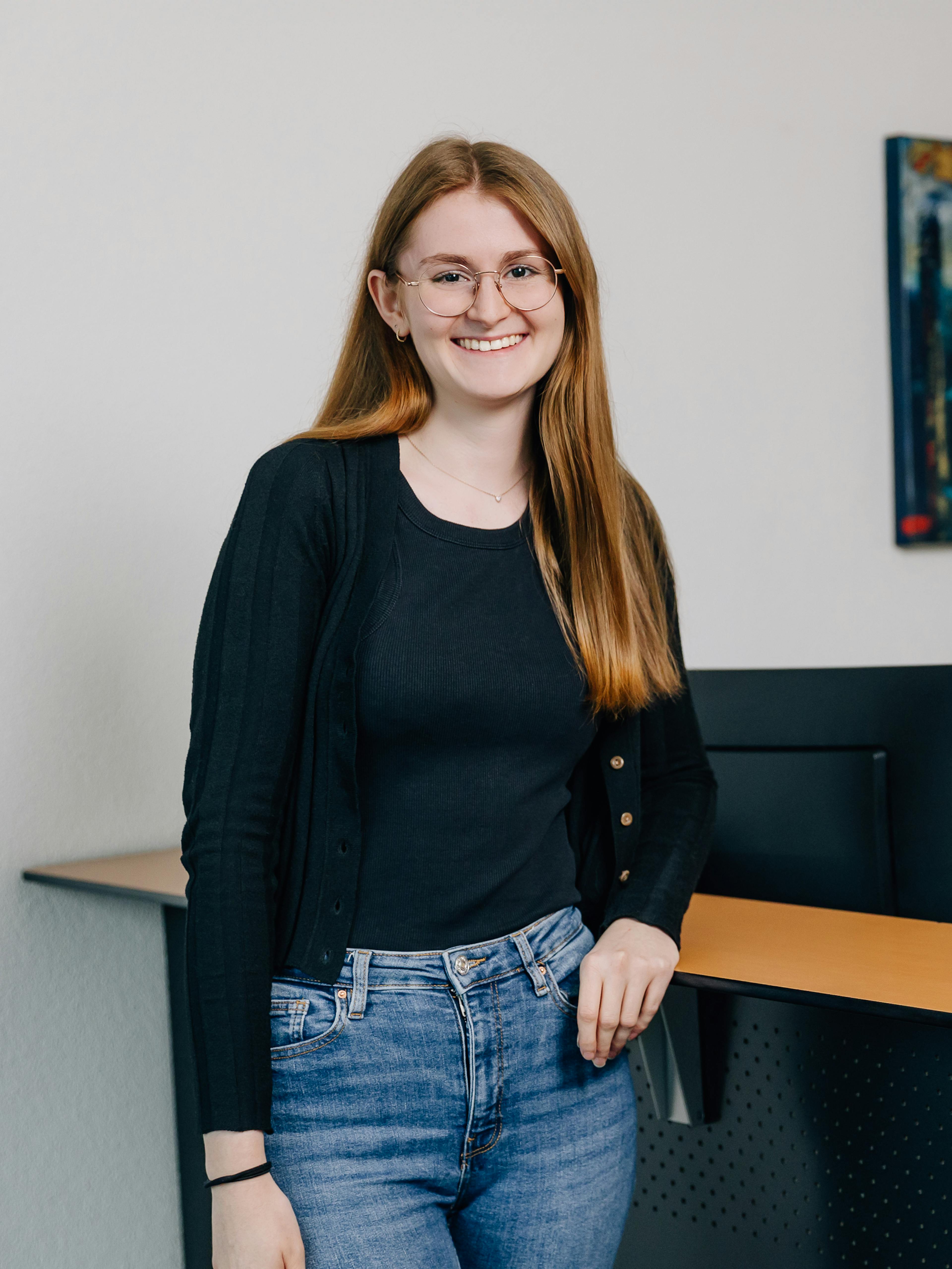 Bild von Marion vor einem Schreibtisch