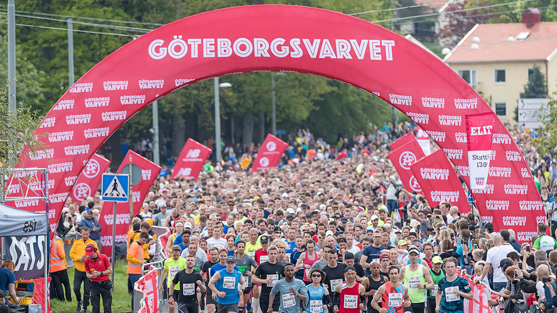 Tusentals löpare går i mål under Göteborgsvarvet i Slottskogen
