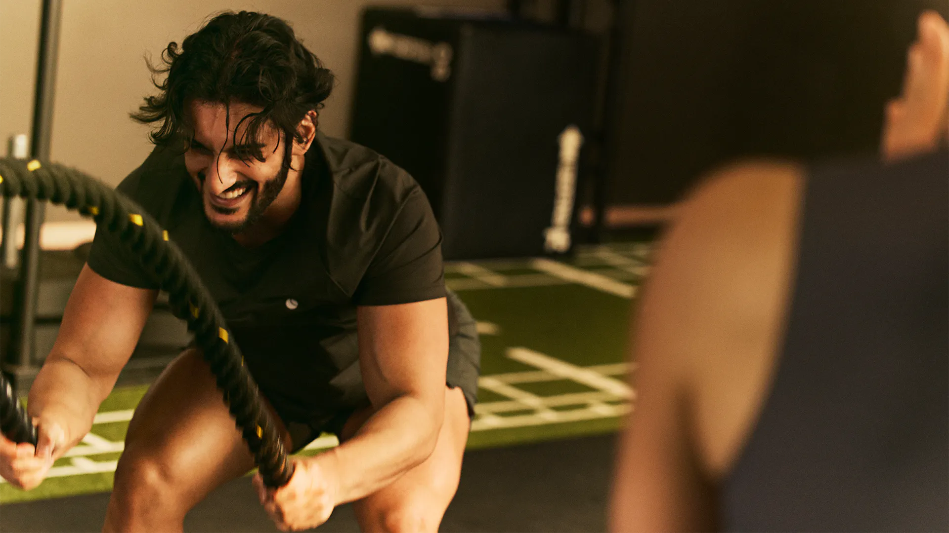 Man tränar med battle ropes på STC-gym