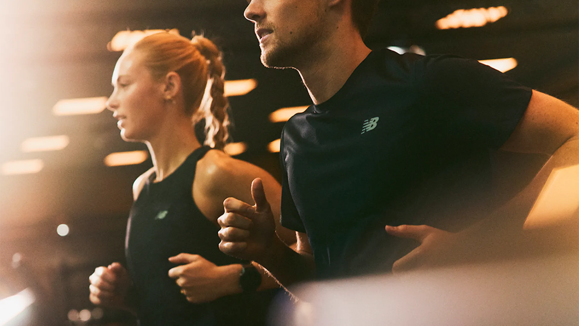 Kvinna och man löptränar på löpband på STC-gym