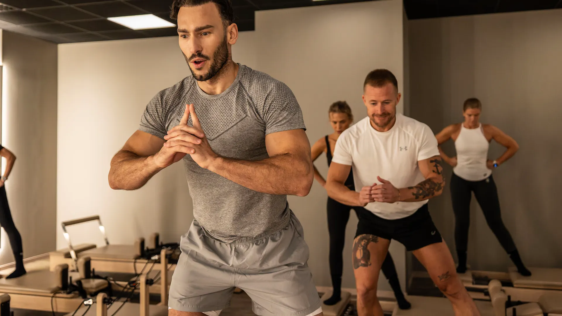 Män och kvinnor tränar pilates i en pilatesstudio på STC-gym