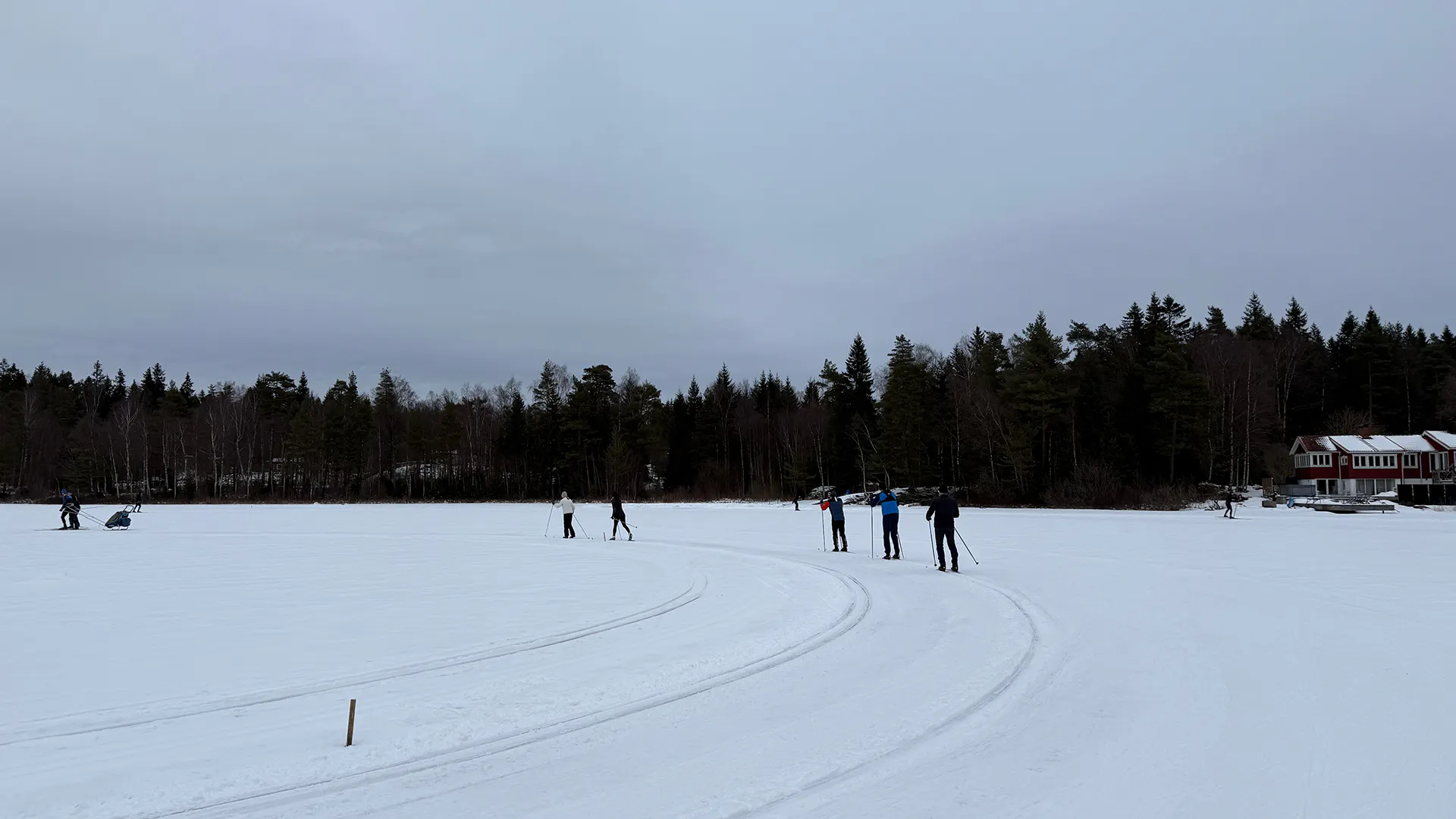 Längdåkning på en frusen sjö vid Hestrastugan i Borås