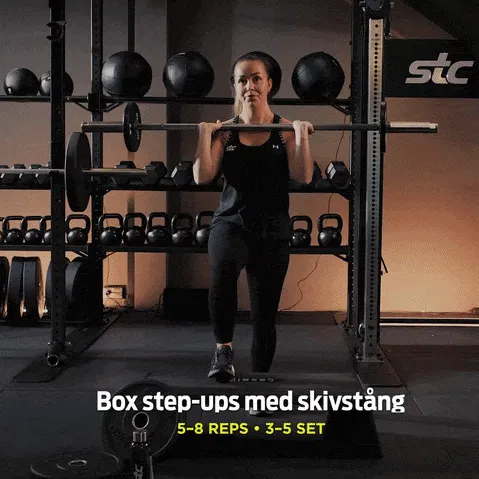 Kvinna utför övningen Box step-ups med skivstång på STC-gym