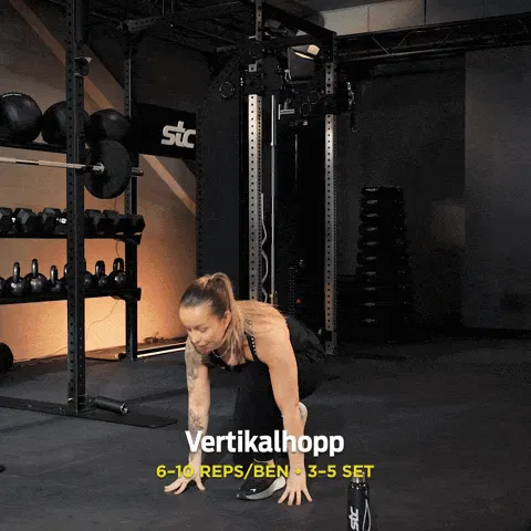 Kvinna utför övningen Vertikalhopp, på STC-gym