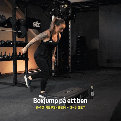 Kvinna utför övningen Boxjum på ett ben, på STC-gym