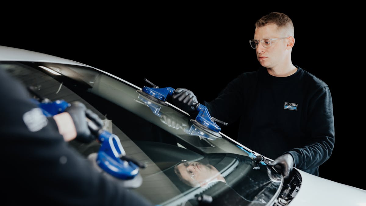 Florian Autoglas Team setzt neue Frontscheibe fachgerecht ein