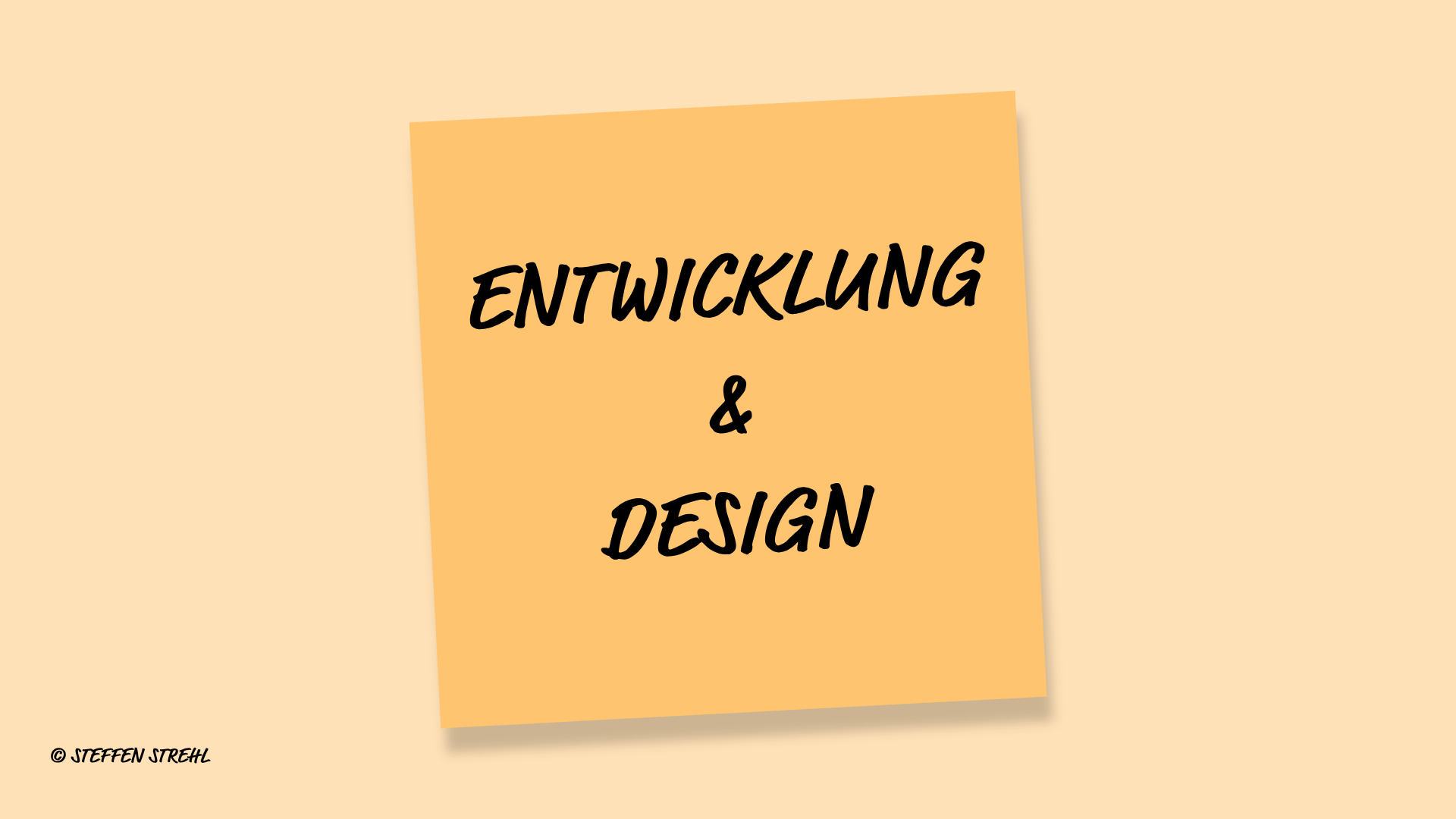 Oranger Post-it mit Schriftzug Entwicklung und Design als Titel der zweiten Phase