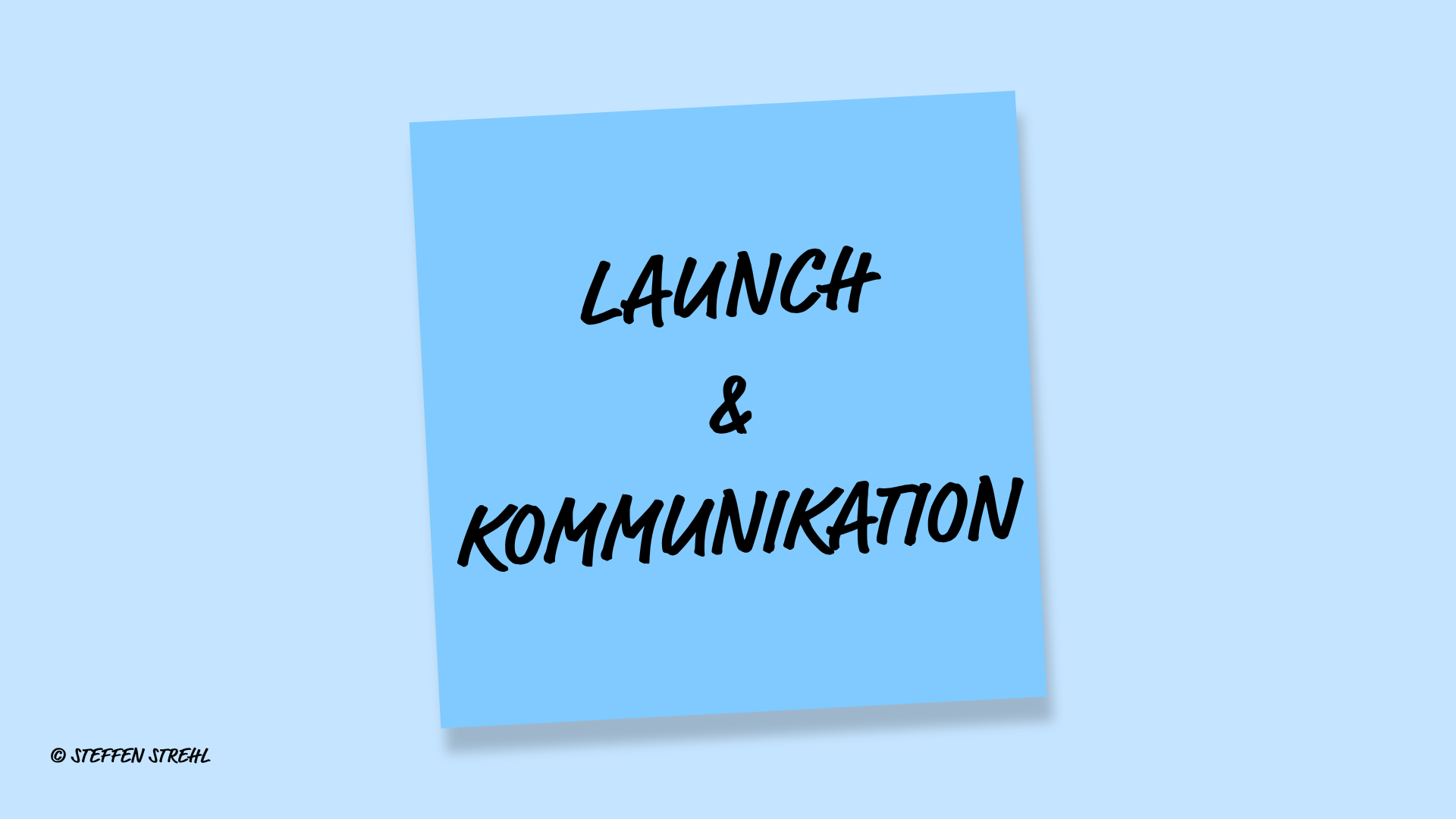 Blauer Post-it mit Schriftzug Launch und Kommunikation als Titel der vierten Phase