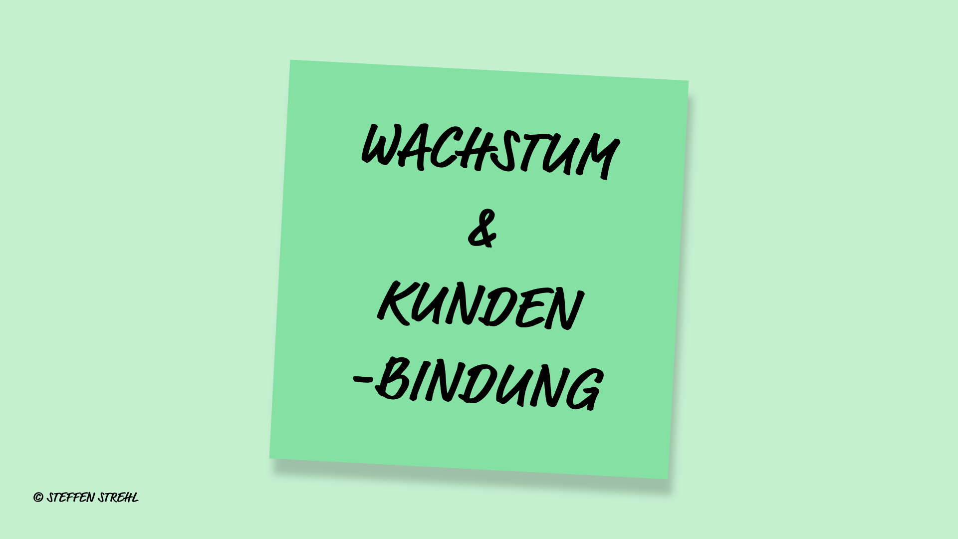 Grüner Post-it mit Schriftzug Wachstum und Kundenbindung als Titel der fünften Phase