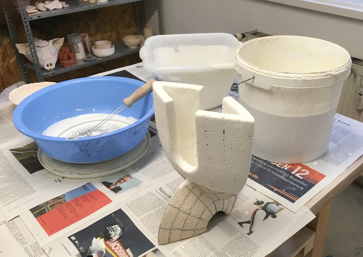 Ceramic objects during glazing