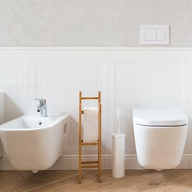 BD und WC nebeneinander im Badezimmer nach Teilbad Modernisierung von Steinkühler in Leverkusen.