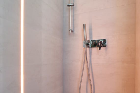 Moderne Dusche mit Manufaktur von Steinkühler in Leverkusen.