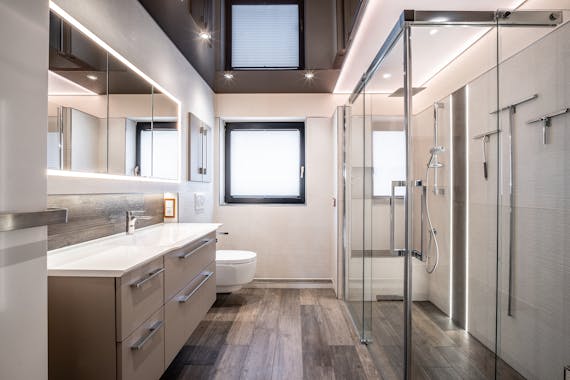 Modernes helles Badezimmer mit neuer Sanitär und großer Dusche von Steinkühler in Leverkusen.