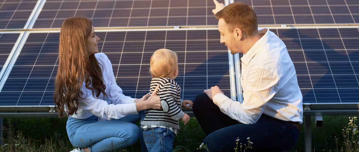 Glückliche Familie mit Solar- und Photovoltaikanlage von Steinkühler in Leverkusen.