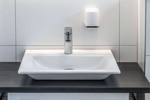 Neues modernes Waschbecken mit der Teilbad Modernisierung von Steinkühler in Leverkusen.
