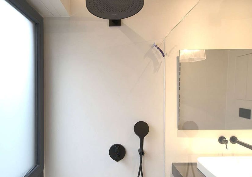 Schwarze Dusche als Element im neuen Badezimmer nach Teilbad Modernisierung von Steinkühler in Leverkusen.