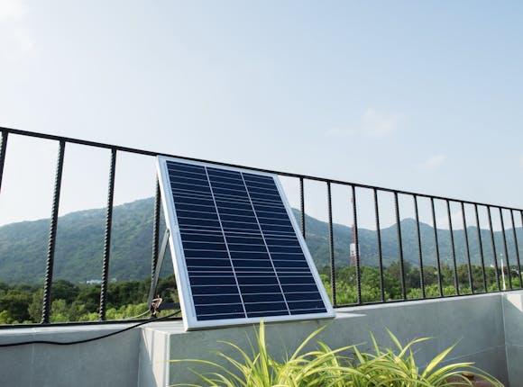 Photovoltaikmodul von Steinkühler in Leverkusen auf sonnigem Dach.