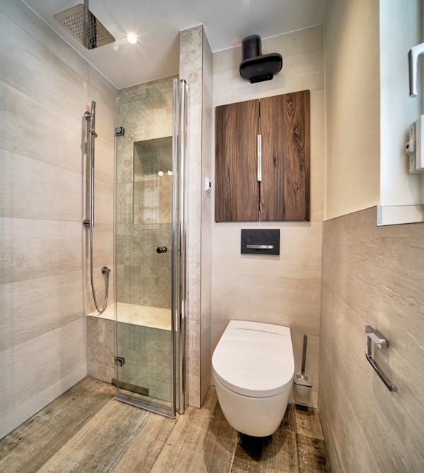 Modernes Sanitär und Badezimmer mit Dusche bei Badsanierung light von Steinkühler in Leverkusen.