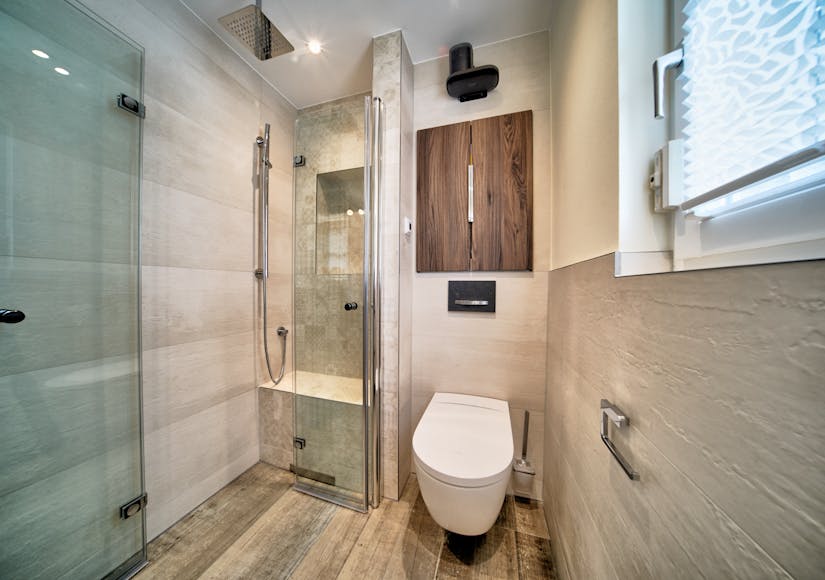Modernes Sanitär und Badezimmer mit Dusche bei Badsanierung light von Steinkühler in Leverkusen.
