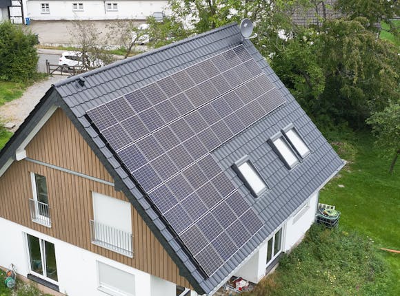 Haus aus der Luft mit großem Garten und Dach mit Photovoltaikanlage von Steinkühler in Leverkusen.