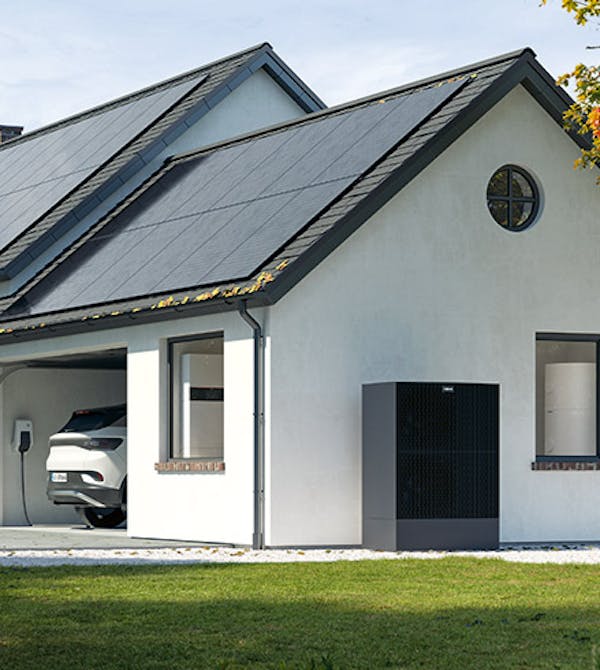 Wärmepumpe vor Haus als Möglichkeit des energieeffizienten Heizens mit Steinkühler in Leverkusen.