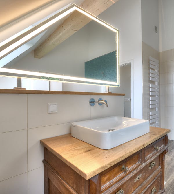 Kleines modernes Badezimmer schön gemacht mit Badsanierung light von Steinkühler in Leverkusen.
