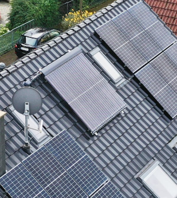 Solarmodule und Photovoltaik von Steinkühler auf dem Dach eines Hauses in Leverkusen.