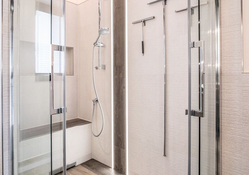 Große moderne Dusche in modernem Badezimmer von Steinkühler in Leverkusen.